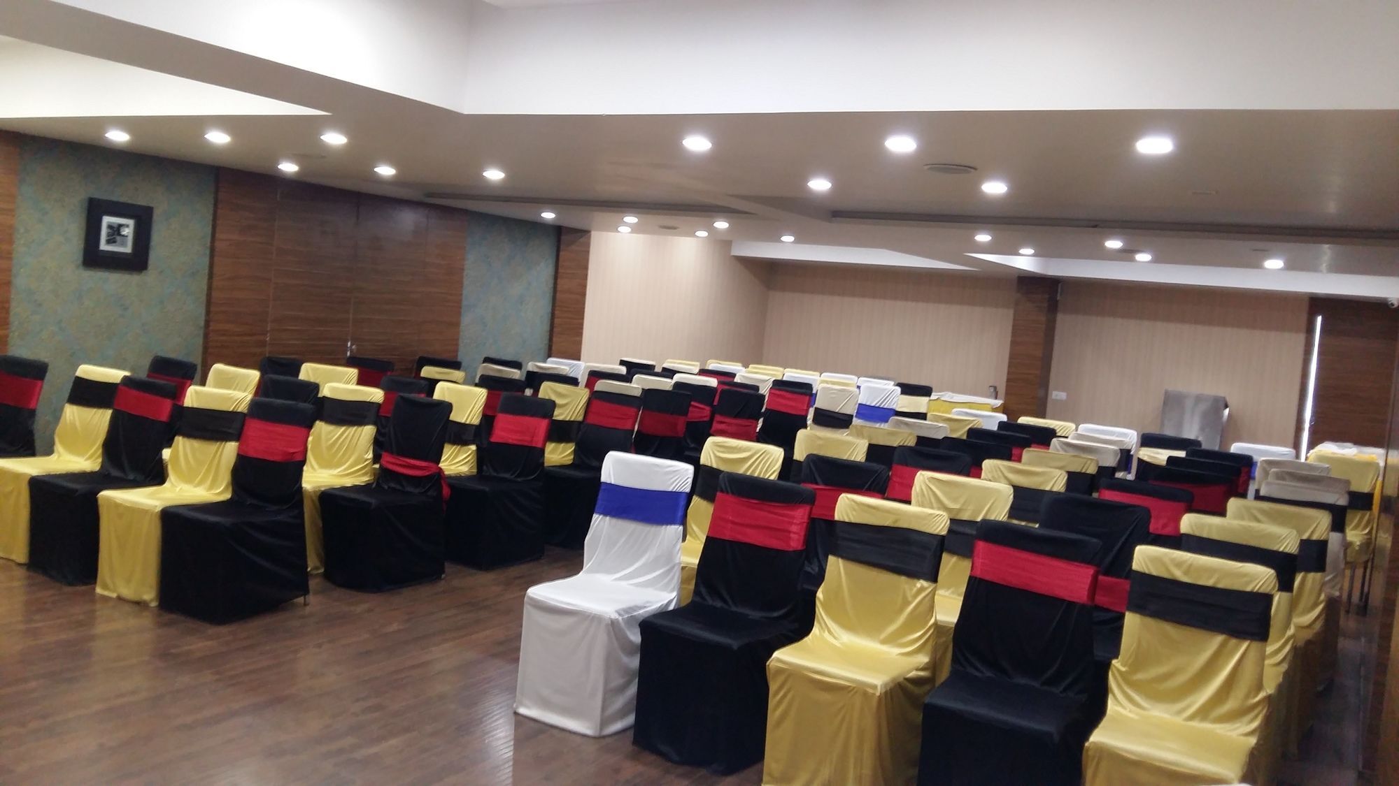 Pride Biznotel Vadodara Exterior photo
