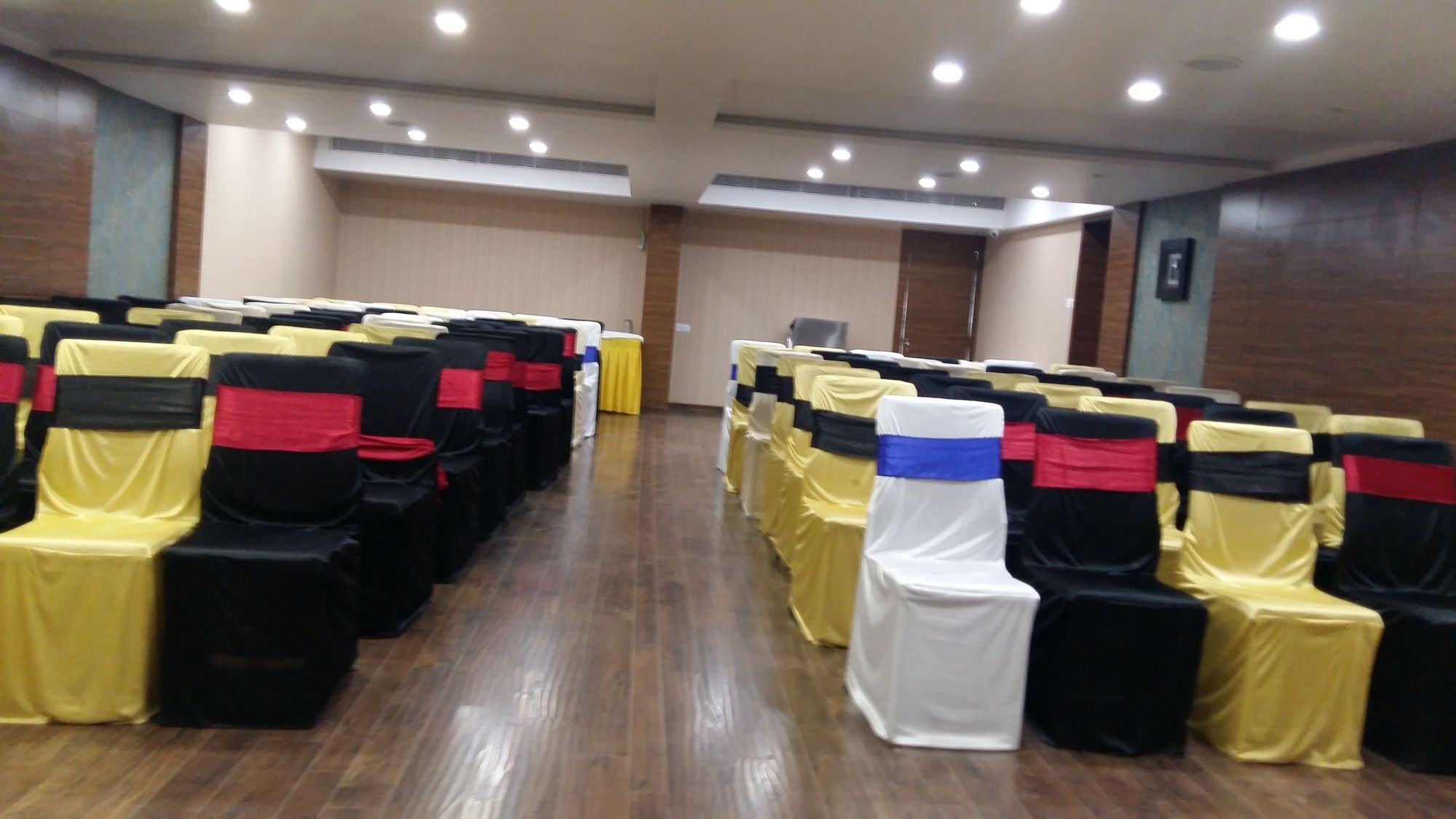 Pride Biznotel Vadodara Exterior photo