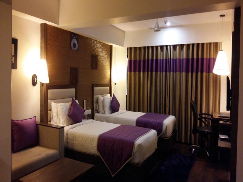 Pride Biznotel Vadodara Exterior photo