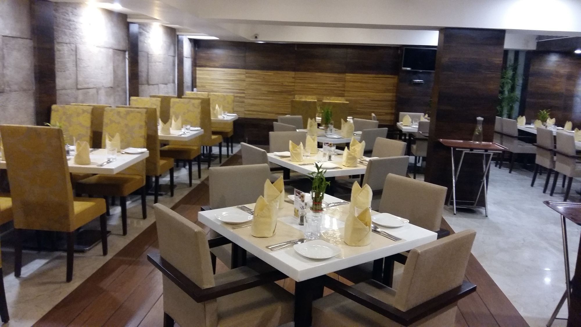 Pride Biznotel Vadodara Exterior photo